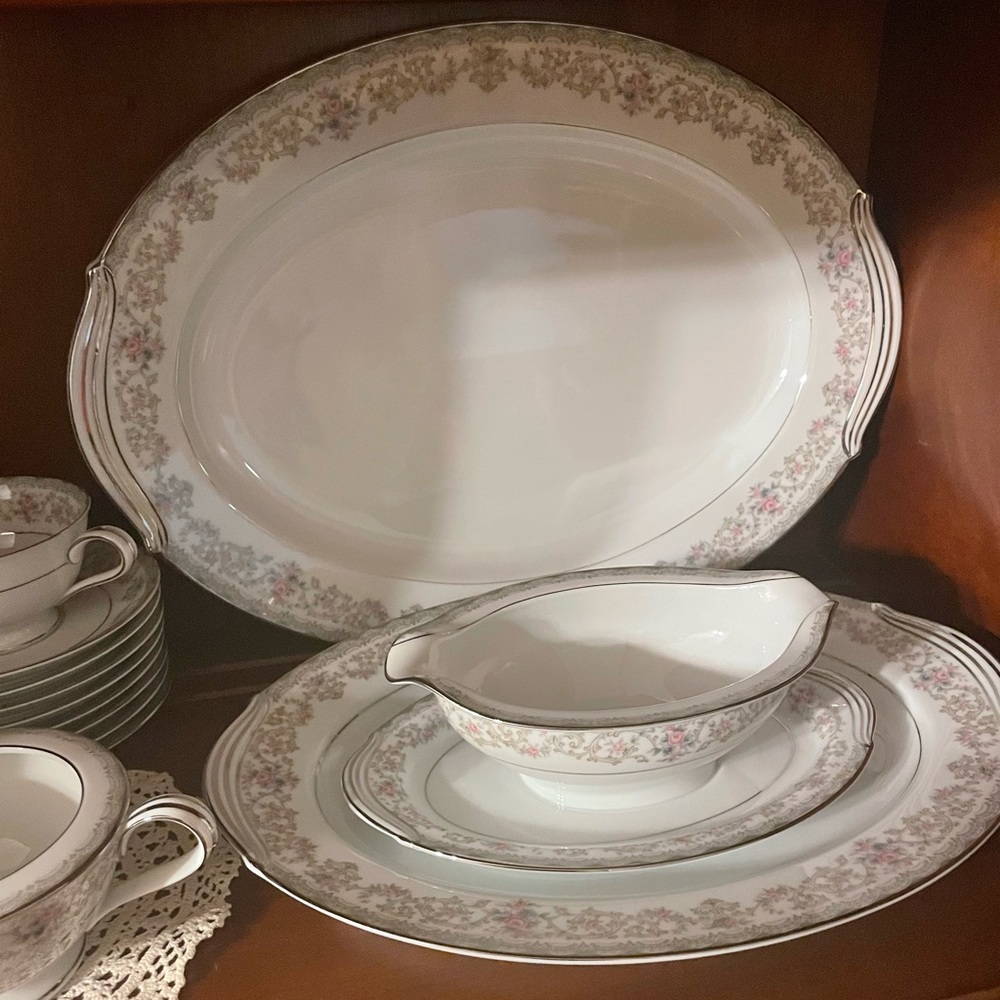 Antique Noritake fine bone China. EUC! 8 person place setting. - Picture 11 of 12